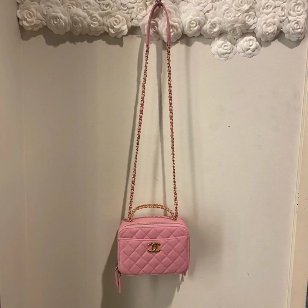 Brand new pink Chanel small vanity case from spring summer 2022 collection - Picture 2 of 7
